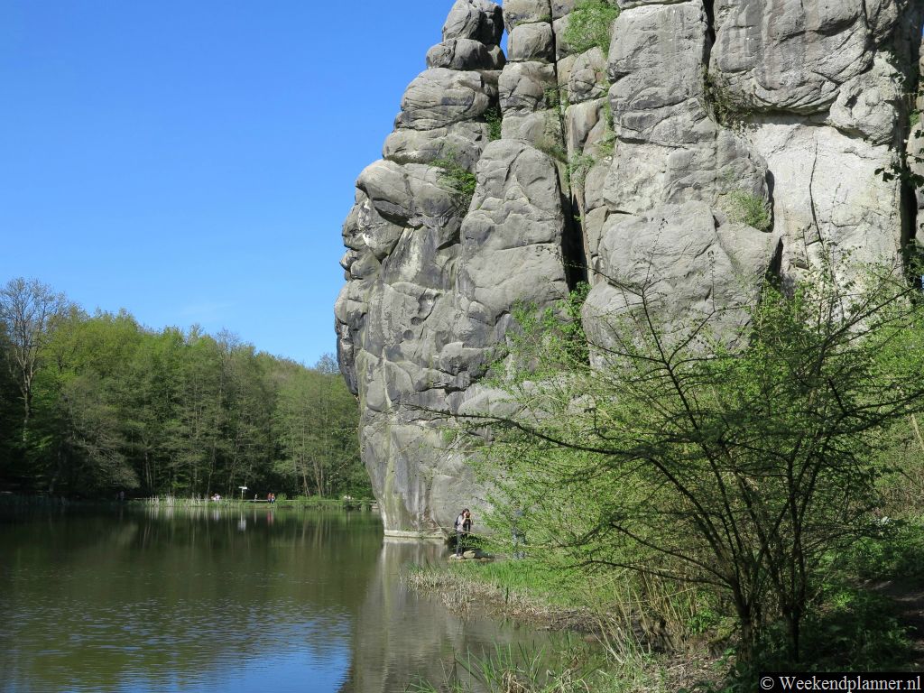 Het beekje dat langs de Externsteine stroomt is in de 19de eeuw afgedamd waardoor er nu een meertje met helder water bij de Externsteine ligt.Tip: Handige spullen voor een trektocht door de bossen.